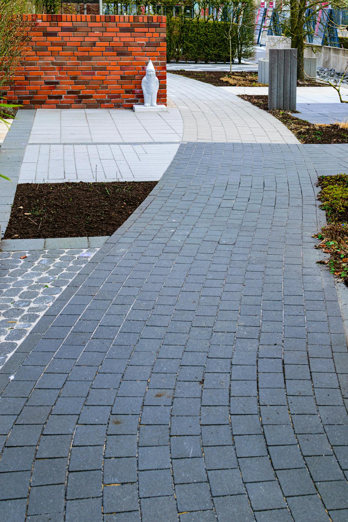 Allée pavée dans un jardin aménagé à Nice